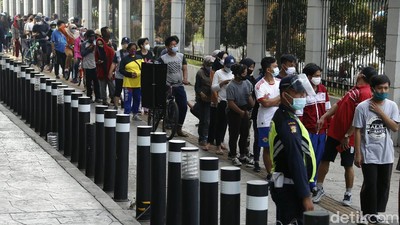 Hari Terakhir PSBB Transisi DKI, Warga Antre Olahraga di Velodrome