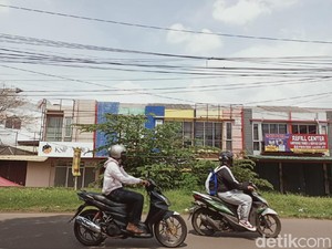 Kabel Semrawut di Tangsel Hampir Sentuh Kepala, Warga Mengeluh