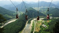 Buat penyuka adrenalin, rasanya wajib buat mencoba meluncur di Jeongseon Zip Line ini bersama teman-teman terdekat. Pasti seru dan bikin ketagihan!