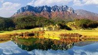 Kalau ini, keindahan Sokcho Ulsanbawi Rock yang begitu mempesona. Bagus banget buat jadi foto Instagrammu!