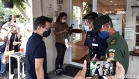 Kemudian setelah itu, dilakukan pengukuran suhu tubuh oleh petugas. Setelah dinyatakan aman dan normal, dengan ditandai penempelan stiker bertuliskan suhu tubuh berwarna putih, baru pengunjung dipersilakan masuk ke dalam Toko Kopi Tuku. Setiap pengunjung akan diberikan perlakuan yang sama seperti prosedur itu. 