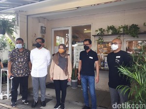 Menparekraf Wishnutama Kunjungi Toko Kopi Tuku, Berikan Sertifikat CHSE