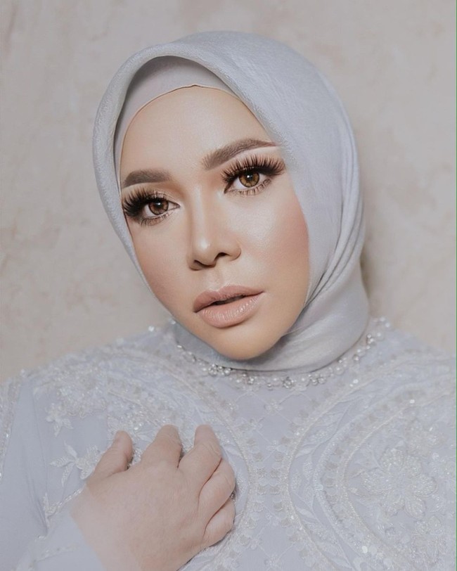 Baru-baru ini di Instagram, Melly Goeslaw mengungkapkan bahwa dirinya berhasil menurunkan berat badan. Bukan karena obat pelangsing, melainkan diet ketat berdasarkan anjuran dokter andalannya. (Foto: Instagram/@melly_goeslaw)
