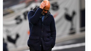 Pep Guardiola langsung garuk-garuk kepala begitu City tertinggal 0-2. Foto: istimewa