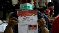 Petugas memperlihatkan surat suara yang rusak saat pelipatan dan penyortiran surat suara Pemilihan Kepala Daerah (Pilkada) Gowa di kantor KPU Kabupaten Gowa, Sulawesi Selatan.