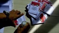 Petugas melakukan pelipatan dan penyortiran surat suara Pemilihan Kepala Daerah (Pilkada) Gowa di kantor KPU Kabupaten Gowa, Sulawesi Selatan, Minggu (22/11/2020). 