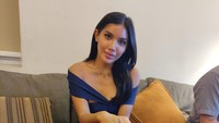 Millen Cyrus diamankan polisi di kamar hotel. Millen yang mengenakan gaun warna biru tua tampak duduk di sofa. Di meja di depannya tampak ada 2 plastik klip kecil sabu dan juga bong atau alat isap sabu. (Foto: dok. Istimewa)