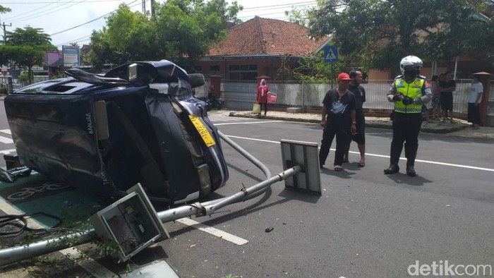 Mobil angkutan umum di Ciamis alami kecelakaan tunggal.