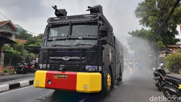Mobil water cannon semprot Jalan KS Tubun (Tiara Aliya/detikcom)