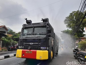 Semprot Air ke Jalan Justru Meningkatkan Polusi? Begini Penjelasannya