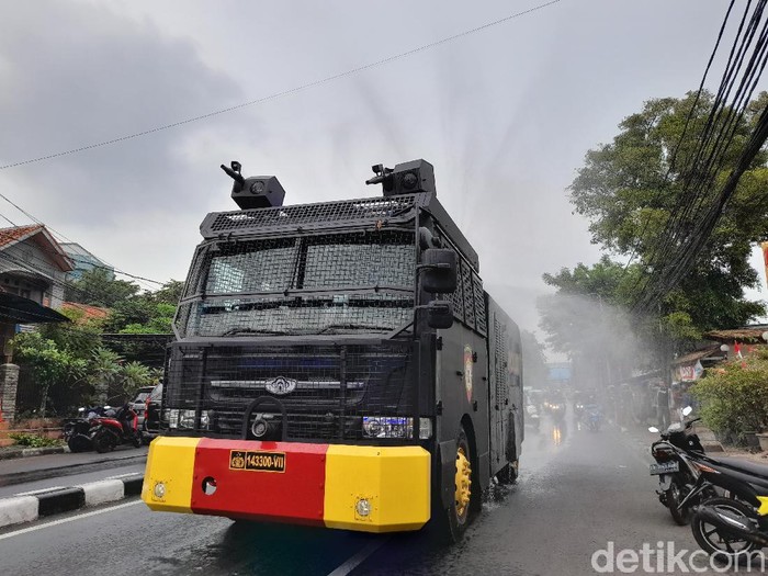 Mobil water cannon semprot Jalan KS Tubun (Tiara Aliya/detikcom)