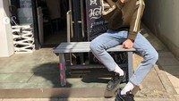 Tak hanya kerang, Nam Joo Hyuk juga suka makan es krim lho. Posenya sangat keren sambil menikmati es krim cone rasa vanila. Foto: Instagram @skawngur