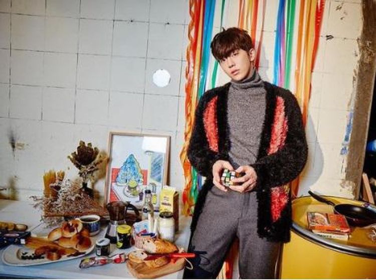 10 Pose Menawan Nam Joo Hyuk Start-Up Saat Ngopi dan Makan Enak