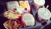 Ternyata makanan cepat saji favorit Nam Joo Hyuk berasal dari gerai McDonalds. Ia memesan satu paket burger yang lengkap dengan kentang goreng dan cola. Foto: Instagram @skawngur