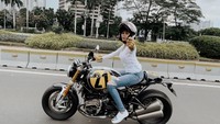Tadi pagi, Nikita Mirzani keliling Jakarta naik motor gedenya. Foto: Instagram Nikita Mirzani