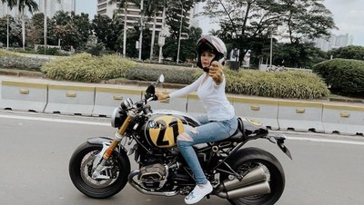 Nikita Mirzani OTW Petamburan Pakai Motor BMW Rp 600 Jutaan