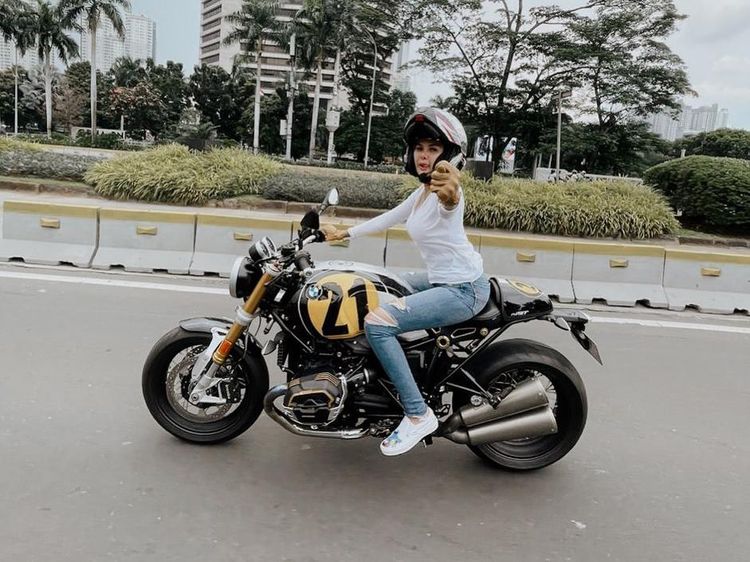 Nikita Mirzani OTW Petamburan Pakai Motor BMW Rp 600 Jutaan