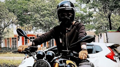 Aksi Nikita Mirzani Naik Moge, Katanya Sih Mau Nyopotin Baliho