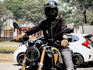 Aksi Nikita Mirzani Naik Moge, Katanya Sih Mau Nyopotin Baliho