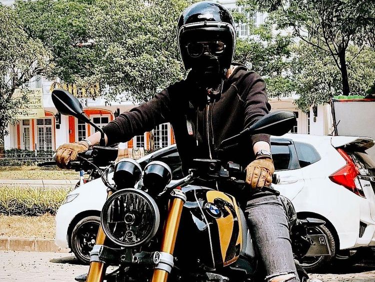Aksi Nikita Mirzani Naik Moge, Katanya Sih Mau Nyopotin Baliho
