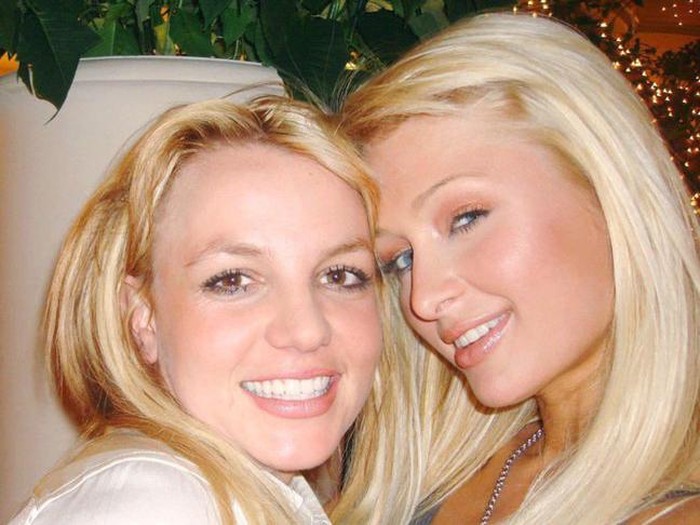 Paris Hilton Paris Hilton klaim jadi penemu selfie 14 tahun lalu.