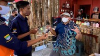 Kegiatan Karang Taruna Desa Pasir Biru dilakukan dengan memberdayakan masyarakat sekitar, khususnya generasi muda Desa Pasir Biru Kota Bandung. Dalam kunjungannya tersebut, Edi Suharto didampingi oleh Camat Cibiru Didin Dikayuana dan Ketua Karang Taruna Desa Pasir Biru Taufik Ramadani. Istimewa/Dok. Kemensos.