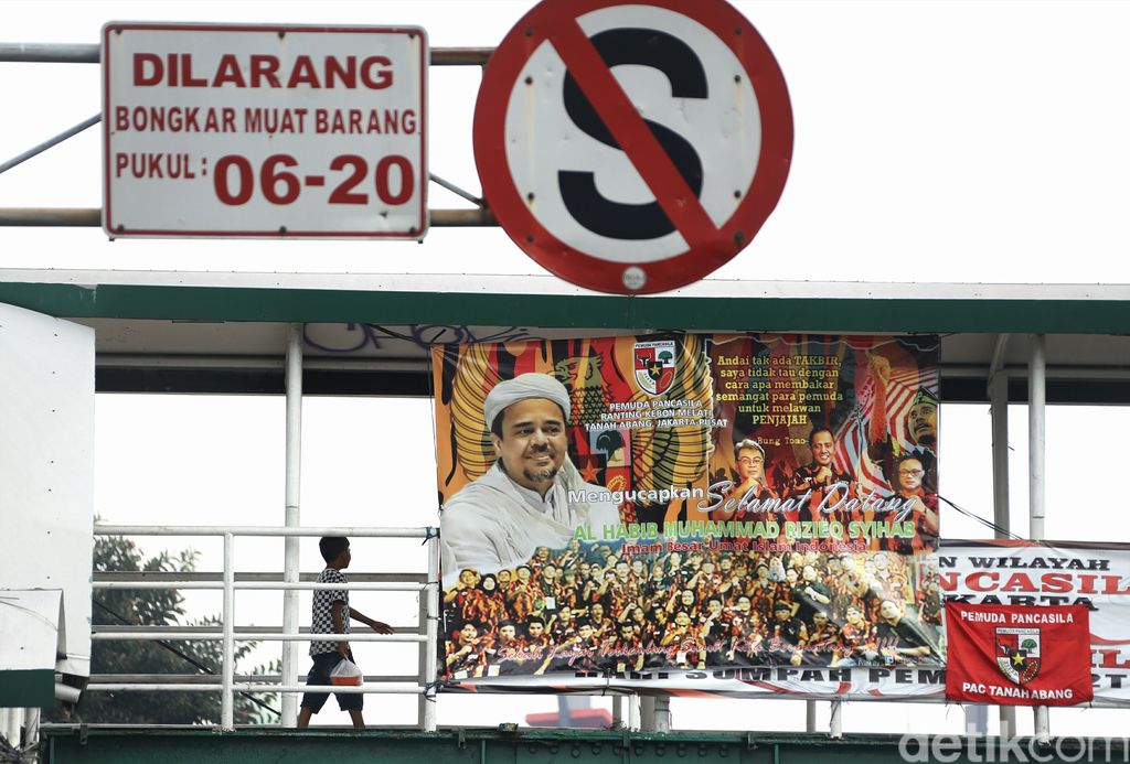 The control of billboards with the image of Habib Rizieq Syihab took place in Jakarta.  Even so, there are still a series of billboards with the image of Habib Rizieq in the area of ​​the capital.