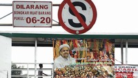 Salah satu baliho tersebut terlihat terpasang di JPO yang berada di kawasan Tanah Abang, Jakarta.