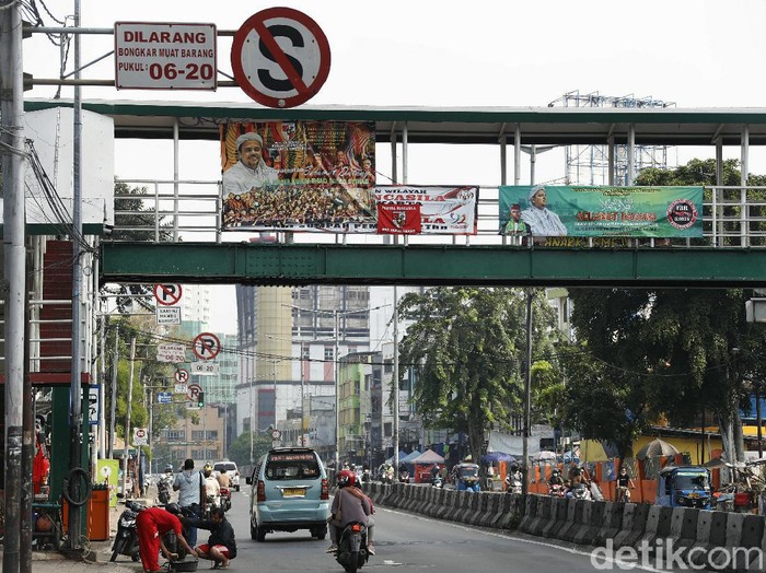 Penampakan Baliho Habib Rizieq yang Masih Mejeng di Jakarta Penertiban baliho bergambar Habib Rizieq Syihab dilakukan di Jakarta. Meski begitu, masih terlihat sejumlah baliho bergambar Habib Rizieq di kawasan Ibu Kota.