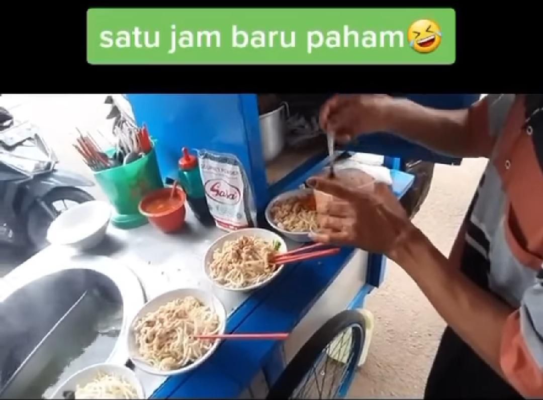 Hii Jorok Penjual Mie Ayam Ini Cuci Alat Makan di Kuah 