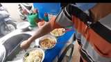 Hii Jorok! Penjual Mie Ayam Ini Cuci Alat Makan di Kuah Kaldu