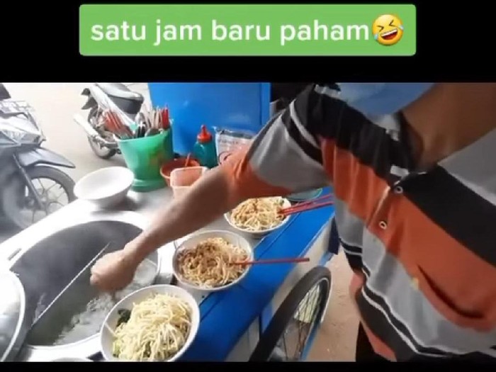 Penjual Mie Ayam Ini Cuci Alat Makan di Kuah Kaldu