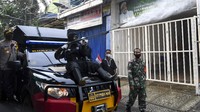 Diketahui, jajaran Polda Metro Jaya melakukan penyemprotan disinfektan di sepanjang Jalan KS Tubun, Petamburan, Jakarta Pusat.
