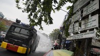 Penyemprotan dilakukan dengan kendaraan taktis, water cannon. Pantauan detikcom pada Minggu (22/11/2020) pukul 15.15 WIB, dua buah mobil water cannon milik korps Brimob menyemprotkan cairan disinfektan di sepanjang Jalan KS Tubun, Jakarta Pusat. Cairan disinfektan pun membasahi jalanan sekitar.