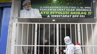 Warga sempat menghadang petugas yang hendak melakukan penyemprotan disinfektan di kawasan Petamburan III, Jakarta Pusat. Setelah berbincang dengan warga, petugas segera melaksanakan kegiatan sterilisasi di kawasan ini.