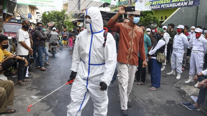 kawasan Petamburan, Jakarta, disemprot disinfektan. Hal itu dilakukan usai adanya temuan kasus terkonfirmasi positif COVID-19 di kawasan tersebut.