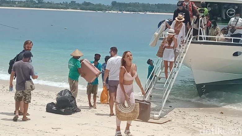 Polisi Jaga Turis di 3 Gili NTB Kepolisian Resor Lombok Utara, Nusa Tenggara Barat (NTB) melakukan penjagaan ketat terhadap wisatawan yang hadir di tiga gili, yakni di Gili Meno, Gili Air dan Gili Trawangan.