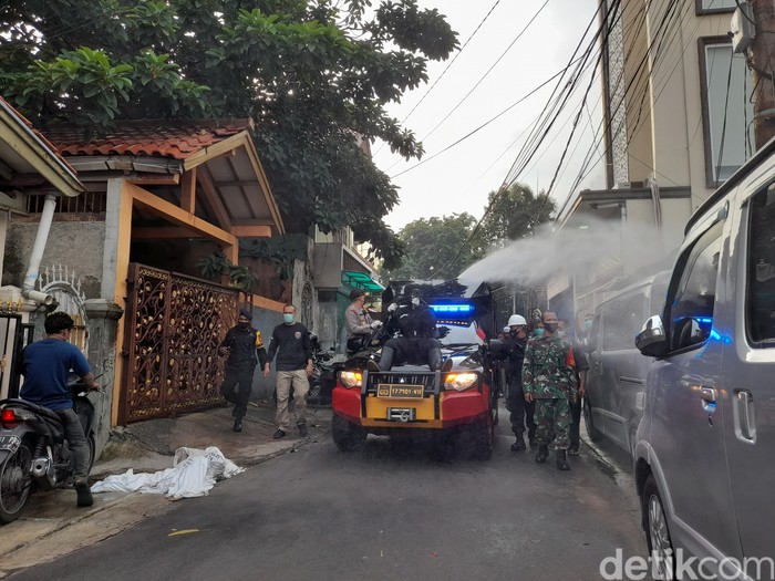 Polisi semprot disinfektan kawasan Petamburan (Dok detikcom)