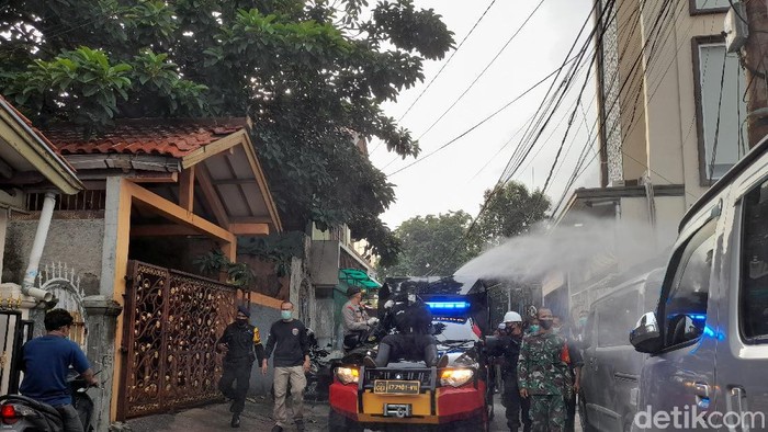 Polisi semprot disinfektan kawasan Petamburan (Dok detikcom) Polisi semprot disinfektan kawasan Petamburan (Dok detikcom)