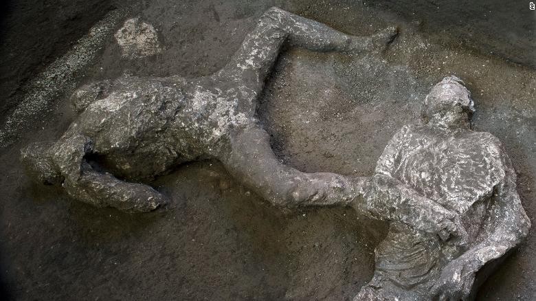 Kementerian Kebudayaan Italia mengumumkan para arkeolog menemukan sisa jasad dua penduduk kota kuno Romawi Pompeii. Seperti budak dan tuannya.