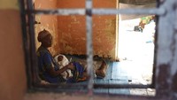 Warga pun membawa seluruh keluarganya meninggalkan Tigray menyusul memanasnya konflik antara pemerintah Ethiopia dengan pasukan Tigray. AP Photo//Marwan Ali.