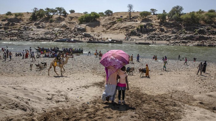 Potret Anak-anak di Antara Ribuan Pengungsi dari Ethiopia Ribuan orang tinggalkan Tigray, Ethiopia menuju Sudan guna cari perlindungan. Hal itu terjadi akibat panasnya konflik antara pemerintah Ethiopia-pasukan Tigray.