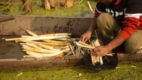 Diketahui, batang teratai populer dikonsumsi oleh warga di kawasan Kashmir sebagai sayuran.