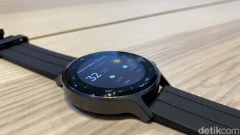 Realme menyertakan 100 face watch dan perangkat ini tahan air karena sudah mengantongi IP68.  Foto: Adi Fida Rahman/detikINET