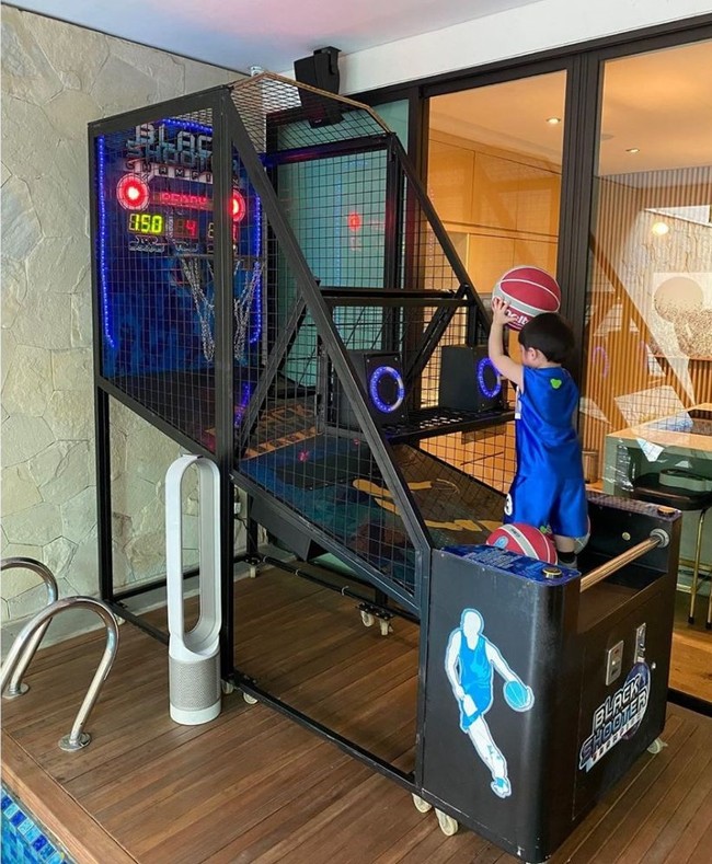 Sandra Dewi juga memiliki arena bermain anak yang tak kalah menarik. Dirinya membeli mesin permainan basket bagi sang anak. Benar-benar berasa di mal kan? Foto: Instagram/@sandradewi88