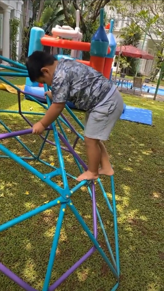 Nggak kalah mengasyikkan, halaman belakang rumah Nia Ramadhani juga penuh dengan beragam permainan anak. Dengan permainan sebanyak ini pastinya sang anak jadi lebih betah di rumah. Foto: Instagram/@ramadhaniabakrie