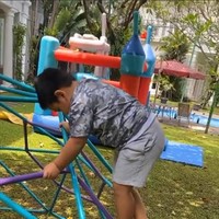 Nggak kalah mengasyikkan, halaman belakang rumah Nia Ramadhani juga penuh dengan beragam permainan anak. Dengan permainan sebanyak ini pastinya sang anak jadi lebih betah di rumah. Foto: Instagram/@ramadhaniabakrie