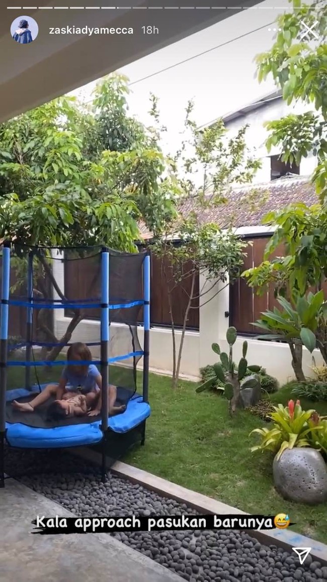 Ini adalah potret dari arena bermain di rumah milik Zaskia Adya Mecca. Di halaman rumahnya tampak sebuah trampolin kecil untuk anak-anaknya bermain. Foto: Instagram/@zaskiaadyamecca