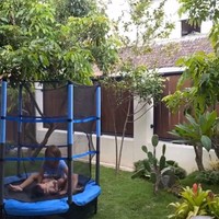 Ini adalah potret dari arena bermain di rumah milik Zaskia Adya Mecca. Di halaman rumahnya tampak sebuah trampolin kecil untuk anak-anaknya bermain. Foto: Instagram/@zaskiaadyamecca