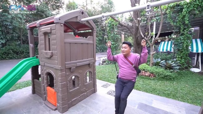Agar sang anak tidak bosan saat di rumah, Raffi Ahmad dan Nagita Slavina menyediakan arena bermain di halaman rumahnya. Ada permainan basket, ayunan, serta perosotan di rumahnya itu. Foto: YouTube/Rans Entertainment